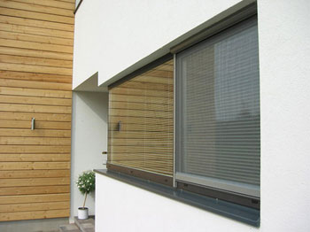 Insektenschutz-Spannrahmen am Fenster