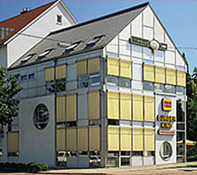 Fassadenmarkisen an einem Geschäftshaus