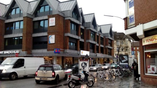 Ärztehaus Bergedorf mit Raffstoreanlagen