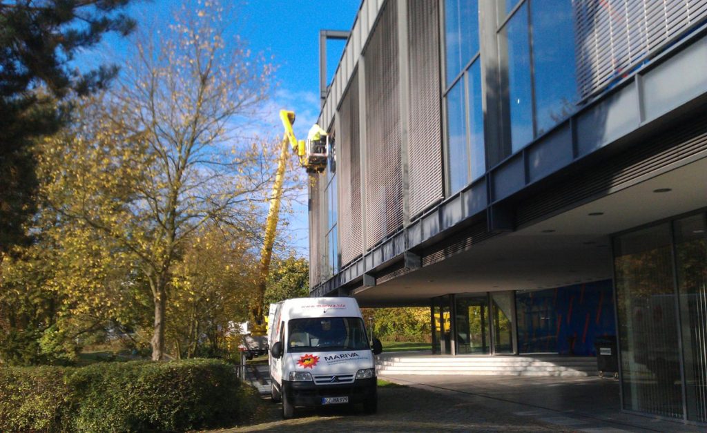 Servicewagen von MARIVA vor einem Gebäude mit Raffstoreanlagen
